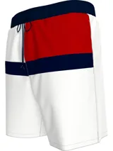 Short de baño Tommy Hilfiger con diseño de bloques de color blanco, azul marino y rojo. Cintura elástica con cordón ajustable y logo de la marca en la parte inferior.