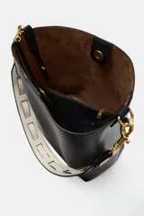 Bolso de hombro formato saca de color negro, con cierre mediante clip metálico y un compartimento interior extraíble con cremallera. Incluye un asa de hombro con diseño estampado y detalles metálicos dorados.