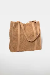 Cartera tipo tote de textura de borrego en color tostado, con correas y bordes de cuero sintético al tono.