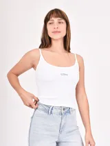 Musculosa blanca de tejido acanalado, con tirantes finos y un pequeño bordado de un pez en el centro del pecho.
