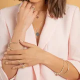 Esclava de alambre redondo en plata 925 con dije de medalla colgante circular.