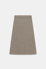 Falda midi de punto con diseño evasé y cintura elástica.