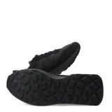 Championes urbanos New Balance modelo U370, color negro. Presentan un diseño de perfil bajo con exterior que combina paneles de malla textil y refuerzos de gamuza. Incluyen el logo de la marca en el lateral y una suela de goma resistente.