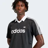 Camiseta Adidas Originals de estilo retro, color negro con cuello polo en contraste blanco. Presenta el logo de la marca estampado en el frente y las icónicas tres tiras en los hombros. Confeccionada en tejido de poliéster reciclado con un corte holgado.