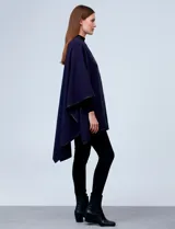 Ruana negra de tejido suave, con cierre frontal de botones metálicos y ribetes de cuero sintético en los bordes.