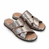 Sandalias planas de cuero 100% legítimo con textura grabada metalizada en tono oro bruma, diseño de tiras cruzadas y plantilla anatómica.