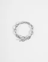 Pulsera de cadena gruesa de eslabones ovalados, confeccionada en acero quirúrgico hipoalergénico, con cierre de barra en T.