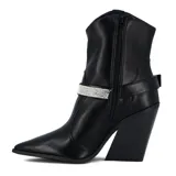 Bota corta de estilo tejano (cowboy) color negro, con punta fina y taco cuadrado tipo cuña. Presenta una tira decorativa con apliques de pedrería brillante alrededor del tobillo y una hebilla lateral.