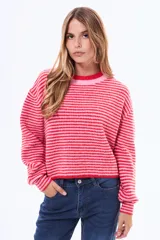 Buzo tejido de punto con diseño de rayas horizontales en tonos rojo y rosado, cuello redondo y mangas largas con puños ajustados.