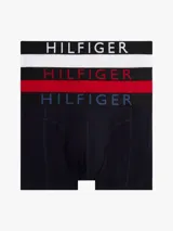 Pack de tres calzoncillos tipo trunk de algodón elástico. Cada uno presenta una cintura elástica distintiva con el logo de Tommy Hilfiger en contraste.