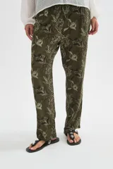 Babucha de viscosa con estampado floral en tonos marrones y beige, de corte recto y ajuste cómodo.
