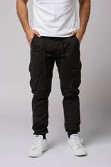 Pantalón cargo color beige de gabardina, con corte ajustado, bolsillos laterales con fuelle y puños elásticos en los tobillos.