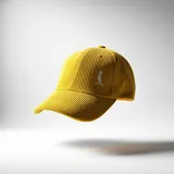 Gorra de béisbol confeccionada en pana color amarillo, con diseño de seis paneles y bordado pequeño en el panel frontal. Cuenta con visera curva y ajuste posterior.