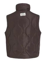 Chaleco acolchado color negro con diseño matelaseado de ondas, cuello alto, cierre frontal con cremallera y bolsillos frontales aplicados.