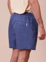 Short de baño color lila con cintura elastizada y cordón ajustable.