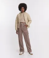 Campera ultra leve Blue Steel, confeccionada en poliamida, con diseño de gajos, capucha, cierre frontal por cremallera, bolsillos laterales con botones y elástico en los puños.