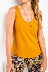 Musculosa color mostaza de algodón peinado con calce al cuerpo.