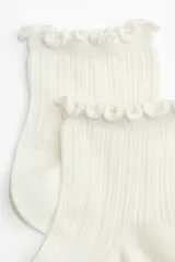 Pack de tres medias tobilleras de punto acanalado en color blanco, con borde superior elástico con volados.