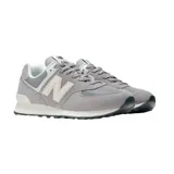 Championes urbanos New Balance modelo 574, color gris con detalles en blanco y crema. Confeccionados en una combinación de gamuza y malla, cuentan con el logo 'N' característico en los laterales y entresuela con tecnología ENCAP para mayor amortiguación.