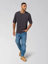 Remera de manga corta color negro lavado, con cuello redondo y logo de la marca Caterpillar estampado sutilmente en el pecho. Presenta un corte relajado y tejido de punto slub.