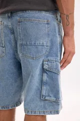 Bermuda cargo de jean en color azul claro, con bolsillos laterales aplicados y diseño funcional con el clásico estilo de denim.