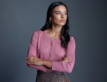 Cardigan de punto fino marca Cable & Gauge en color rosado, con cuello a la base y cierre frontal mediante botones decorados con brillo.