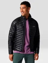 Campera puffer ultraligera de plumas, color negro, con diseño de deflectores horizontales, cuello alto y cierre frontal completo. Cuenta con bolsillos laterales con cierre y puños con ribete elástico.