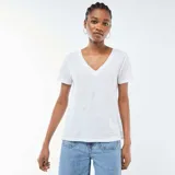 Camiseta básica de manga corta con cuello en pico, confeccionada en tejido ligero de color blanco.