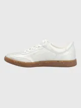 Championes de estilo urbano en color plateado metalizado, con cordones blancos y suela de goma color caramelo con efecto moteado.