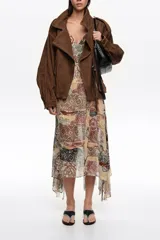 Vestido midi de corte irregular y fluido, con escote en V pronunciado, tirantes finos y estampado multicolor con diseño tipo patchwork paisley.