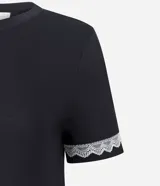 Conjunto de pijama femenino de dos piezas, compuesto por una blusa de manga corta con detalle de encaje en mangas y cuello, abotonada al frente, y un pantalón capri. Ambas prendas son de viscosa certificada.