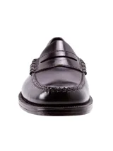 Zapato tipo mocasín de cuero negro con acabado brillante, diseño clásico con detalle de antifaz en el empeine y suela con tecnología de amortiguación.