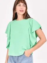 Remera verde de algodón con cuello redondo y mangas cortas con volados laterales.