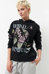 Canguro de algodón color beige con capucha y mangas largas. Estampado frontal con flores rosas y la inscripción "Wild Flowers".