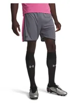 Short deportivo Under Armour Challenger Train de color gris con detalles en fucsia en los laterales, diseñado para hombre.