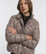 Campera Marfinno de cuello alto con cierre frontal, bolsillos laterales y diseño capitoneado con efecto acolchado.