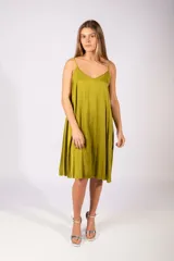 Vestido midi de satén color verde oliva, con diseño plisado, escote en V y breteles finos.
