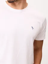 Remera de manga corta color azul, con cuello redondo y diseño clásico, confeccionada con un pequeño logo bordado en el pecho.