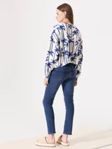 Pantalón de jean chupín azul medio, tiro medio y largo al tobillo.