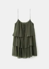 Vestido corto verde militar de diseño recto, con escote recto, tirantes finos y volantes en capas. Cuenta con forro interior.