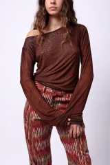 Top de microtul estampado con diseño a cuadros en tonos verde y azul, con escote asimétrico y mangas largas.