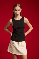 Musculosa blanca de corte ajustado, con cuello redondo y diseño sin mangas.