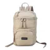 Mochila matera de diseño vertical, color gris azulado, con acabado acolchado y cierres frontales. Cuenta con un compartimento principal espacioso, un bolsillo frontal externo y un asa superior para transporte manual.