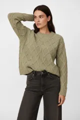 Sweater de punto trenzado con cuello redondo, manga larga y diseño holgado.