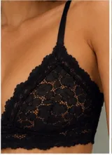 Soutien de encaje negro con diseño triangular, sin aro y con breteles regulables.