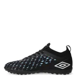 Championes de fútbol Umbro Limit TF, color celeste con detalles en negro y rosa.