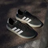 Championes urbanos Adidas Barreda Decode, color negro con las tres tiras características en blanco y suela translúcida de estilo chunky.