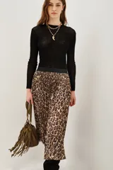 Falda midi plisada con estampado animal print de leopardo, con cintura elástica negra.