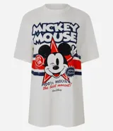Remera blanca de algodón con estampado gráfico de Mickey Mouse en el centro, rodeado de estrellas y franjas rojas y azules. Incluye el texto "MICKEY MOUSE" en la parte superior.
