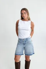 Bermuda de jean negro con ruedo desflecado y bordado con logo en el bolsillo trasero.